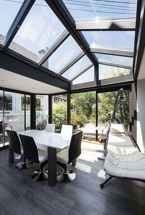 Veranda-vitree-moderne-portrait veranda-vitree-moderne-le-verandier