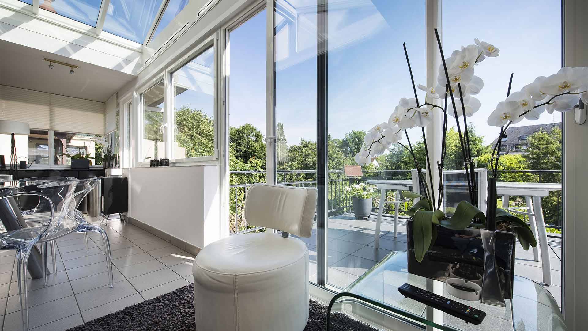 baie vitrée donnant sur le salon orchidée