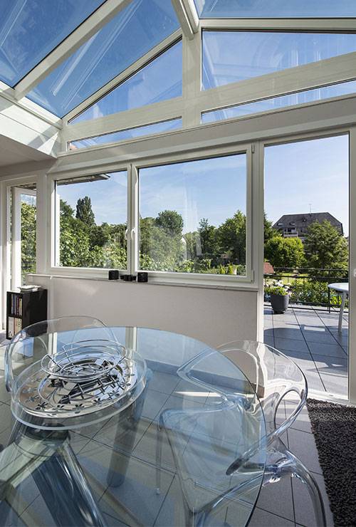 veranda-blanc-toit-vitree-double-pente-classique-portrait puit de lumière