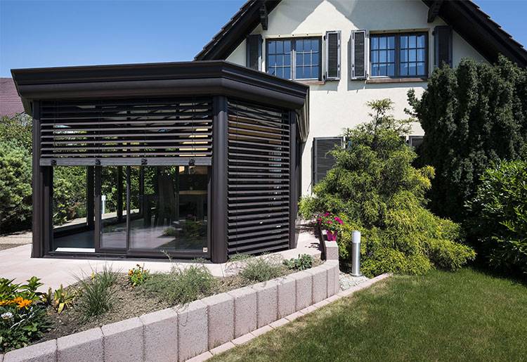veranda-blanc-toit-vitree-spot-750-515-1.jpg maison et jardin
