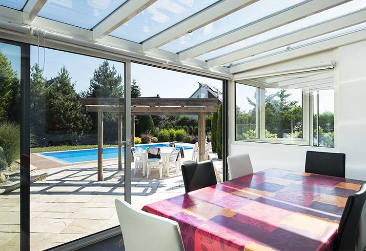 Veranda-toit-vitre-blanc-750-515-1 plafond ouvrant