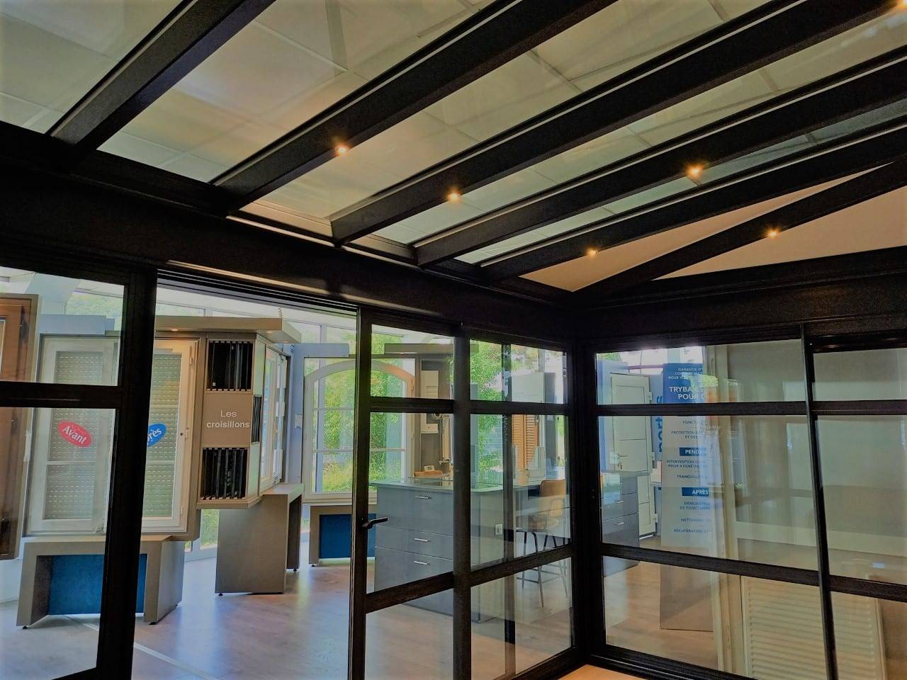 Véranda moderne avec structure en aluminium et larges baies vitrées