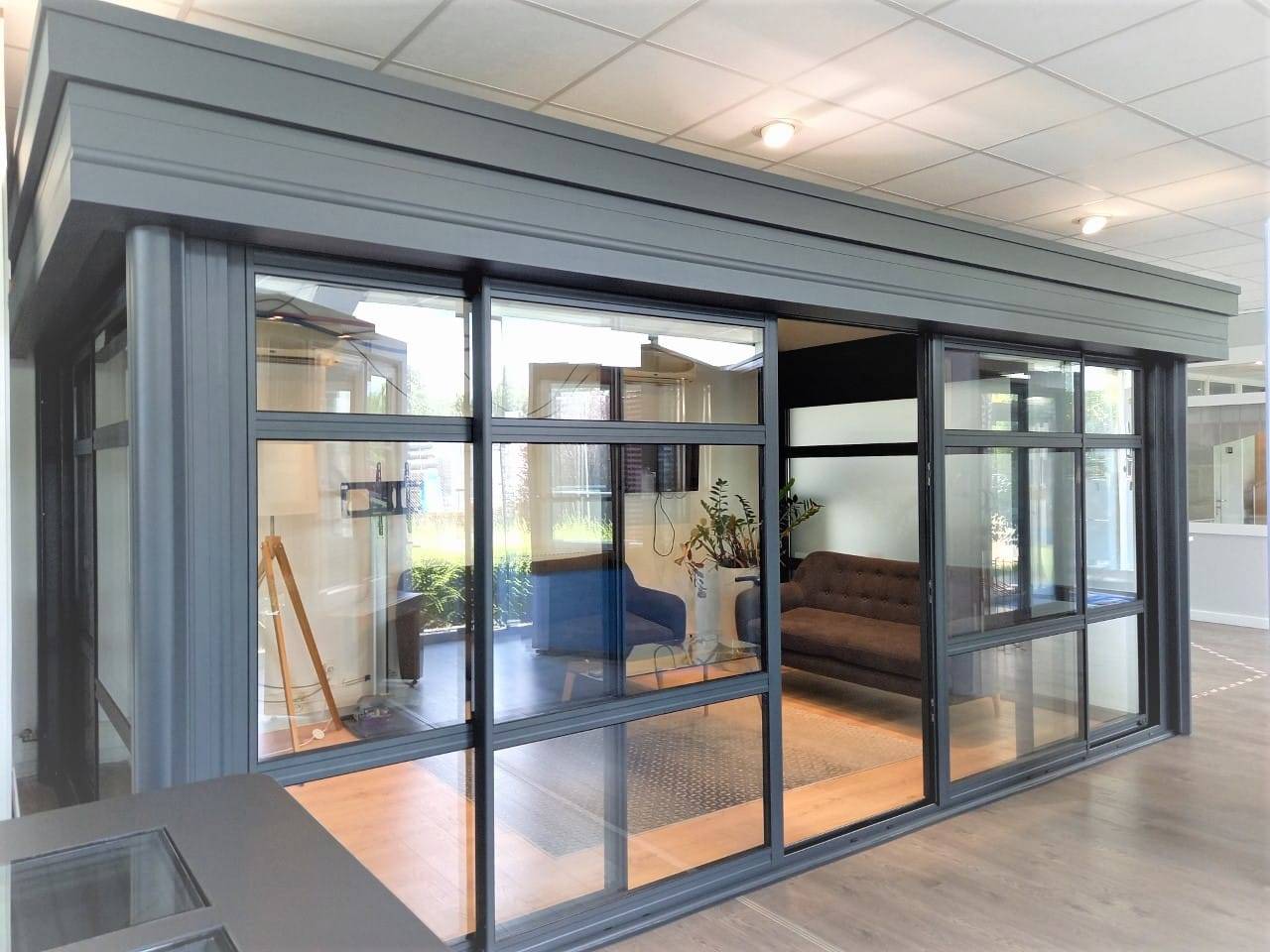 Véranda moderne en aluminium avec grandes baies vitrées pour luminosité optimale