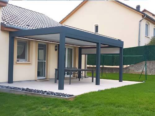 Pergola moderne en aluminium installée dans un jardin verdoyant