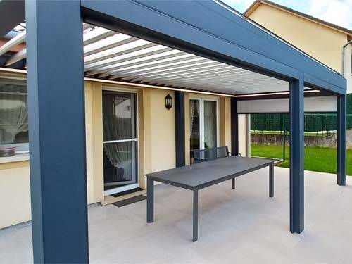Pergola moderne adossée avec toit en lames orientables
