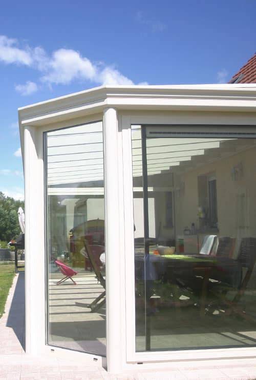 veranda-blanc-toiture-opaque-500-740-portrait Véranda lumineuse en aluminium avec grandes baies vitrées intégrées