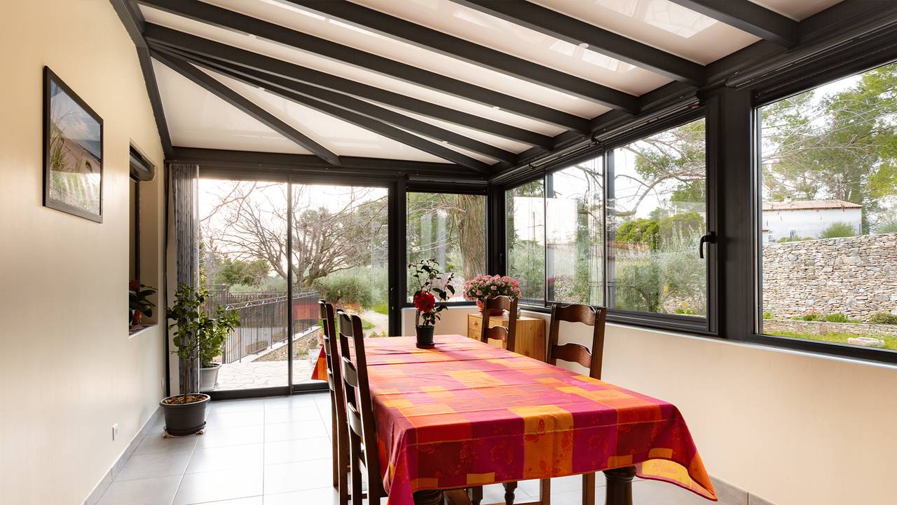 veranda-allege-en-muret-spots-led-stores-reflexion-solaire-interieur Intérieur de la véranda