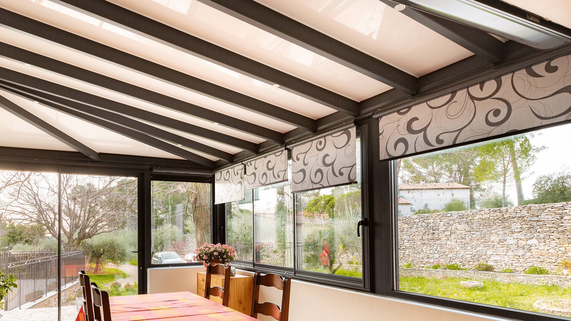 Focus sur les stores de la véranda