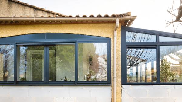 veranda-allege-muret-spots-led-stores-zip-interieur-exterieur Véranda vue extérieur