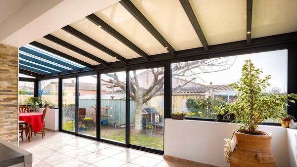 veranda-allege-muret-spots-led-stores-zip-interieur-fenetre Focus stores et toit