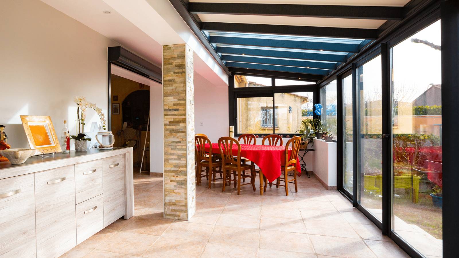 veranda-allege-muret-spots-led-stores-zip-interieur Véranda lumineuse et moderne avec grande table à manger familiale
