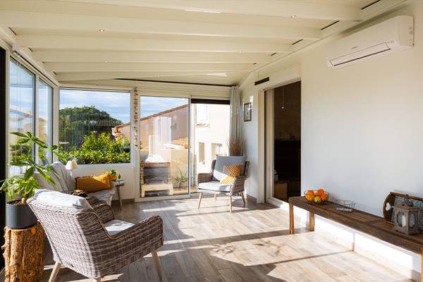 Véranda intérieur focus toit et vitres