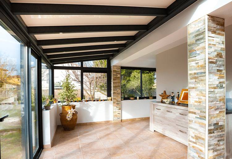veranda-allege-muret-spots-led-stores-zip-interieur Intérieur de la véranda