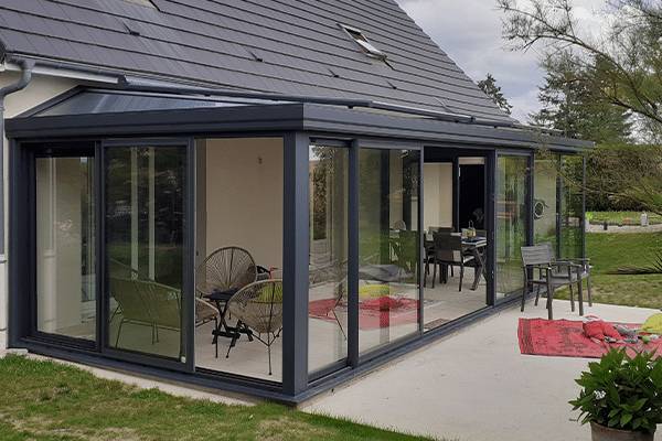 finition-cheneau-contemporain-16-led-2-stores-toiture-exterieur Vue extérieur