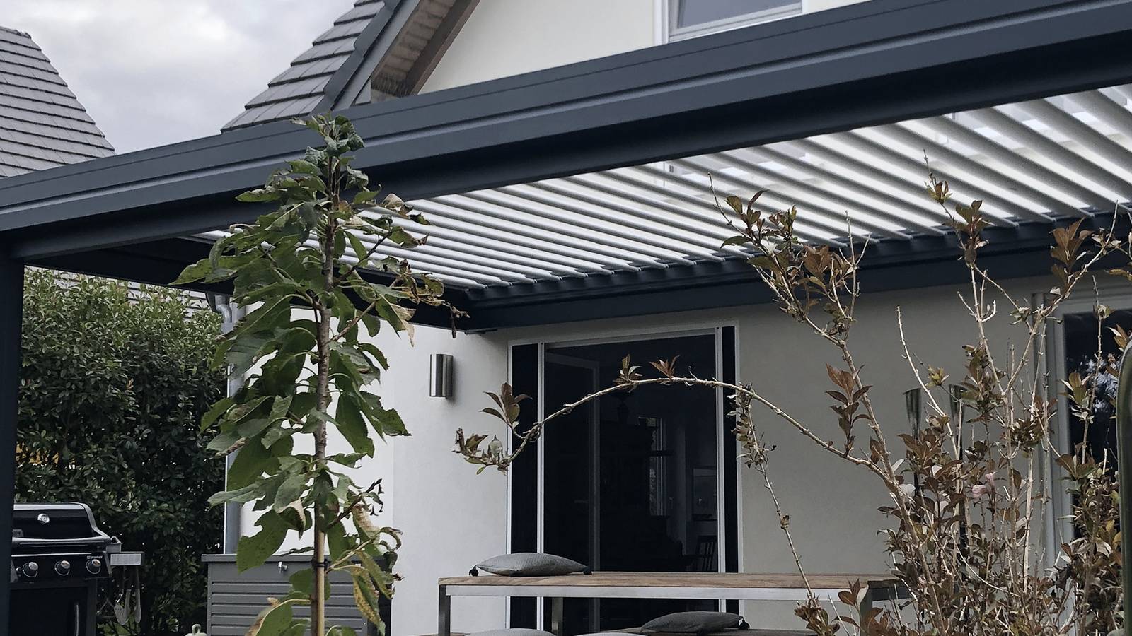 finition-chéneau-droit-10spots-led Pergola sur terrasse