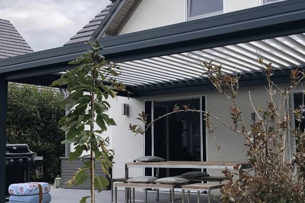 finition-chéneau-droit-10spots-led Vue pergola