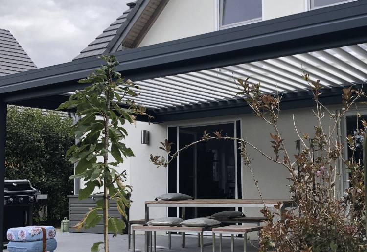 finition-chéneau-droit-10spots-led Pergola vue
