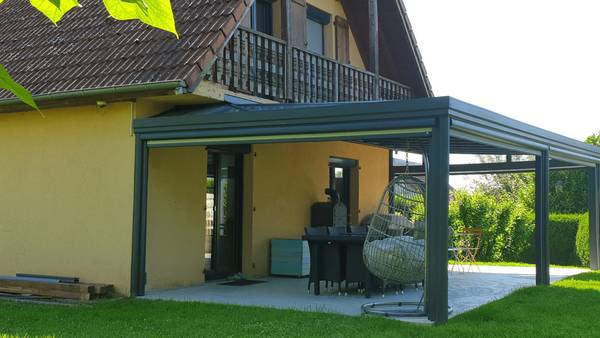 pergola-contemporaine-4-travees-vitrees-4-screens-belle-vue-cote Vue sur la pergola