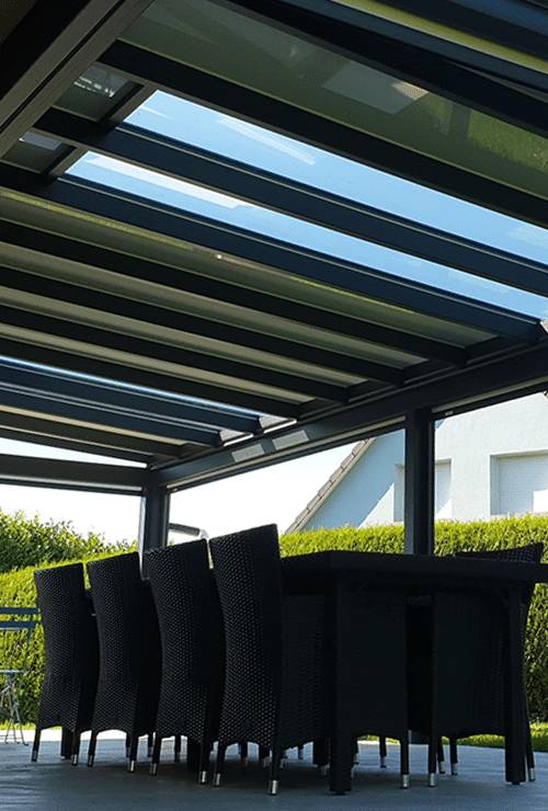 pergola-contemporaine-4-travees-vitrees-4-screens-vue-toiture Zomm de la pergola sur le toit