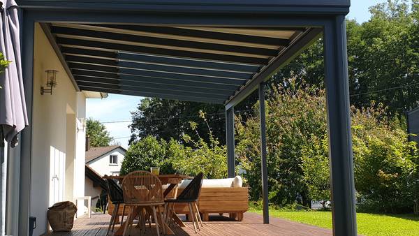 pergola-contemporaine-zone-vitree-en toiture-store-de-toiture-motorise-vue-pergola-exterieur Pergola style contemporain