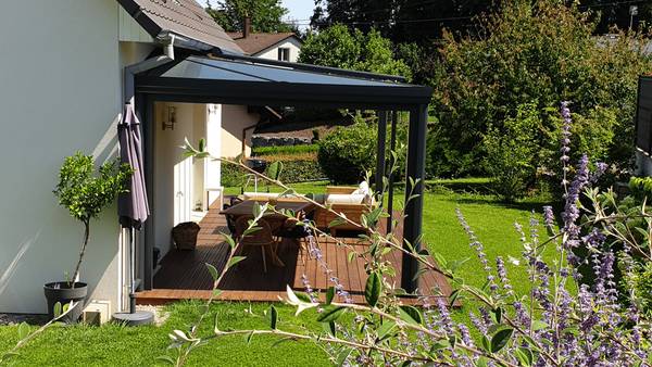 pergola-contemporaine-zone-vitree-en toiture-store-de-toiture-motorise-1920-1080-vue-pergola-exterieur-entier Vue globale de la pergola
