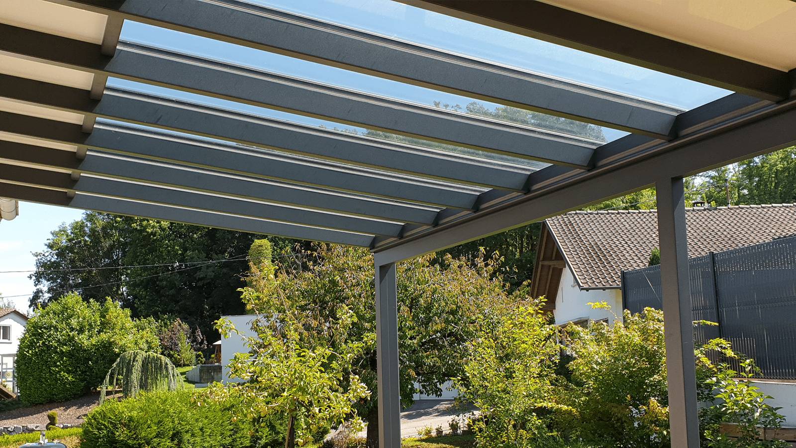 pergola-contemporaine-zone-vitree-en toiture-store-de-toiture-motorise-1920-1080-vue-pergola-exterieur-toiture Pergola store de toiture motorisé