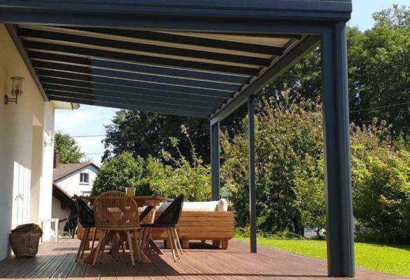 pergola-contemporaine-zone-vitree-en toiture-stores-de-toiture-motorisee-vue-pergola-exterieur-terrasse Pergola toiture motorisée