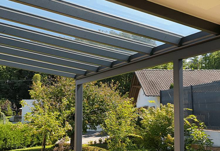 pergola-style-contemporain-zone-vitree-en toiture-store-de-toiture-motorise Focus sur le toit de la pergola