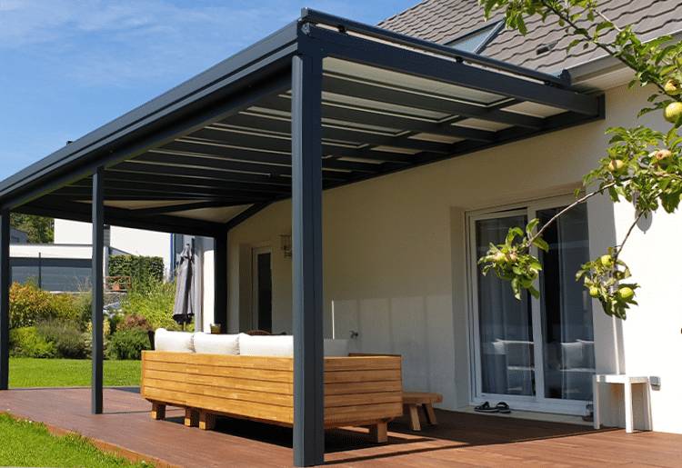 pergola-contemporaine-zone-vitree-en toiture-store-de-toiture-motorise Belle vue de la terrasse et pergola