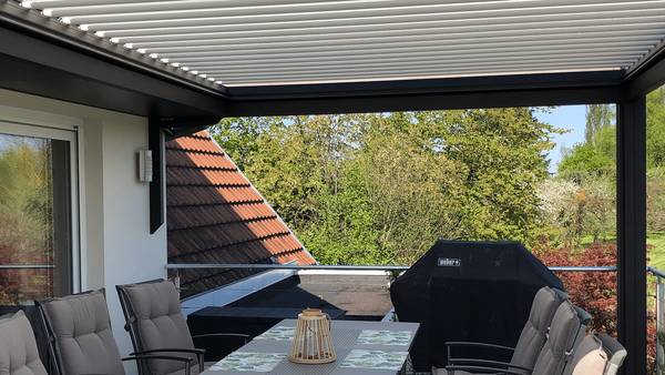pergola-finition-chéneau-droit-10-spots-led-en-dessous-pergola Vue intérieur de la pergola