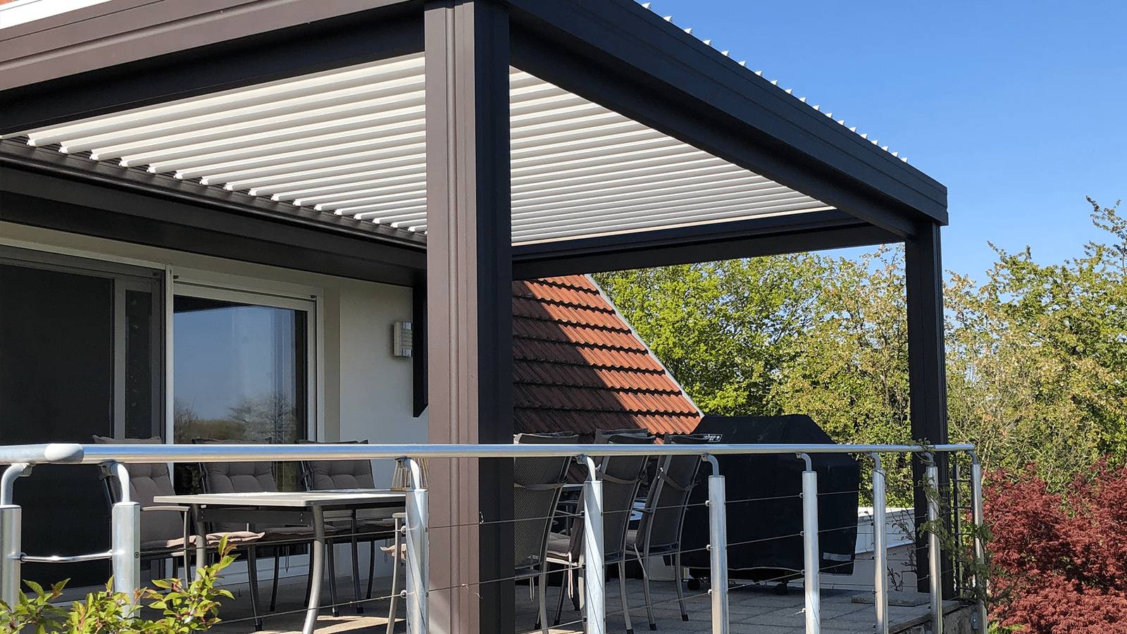 pergola-finition-chéneau-droit-10-spots-led-vue-pergola-cote Belle vue de la pergola