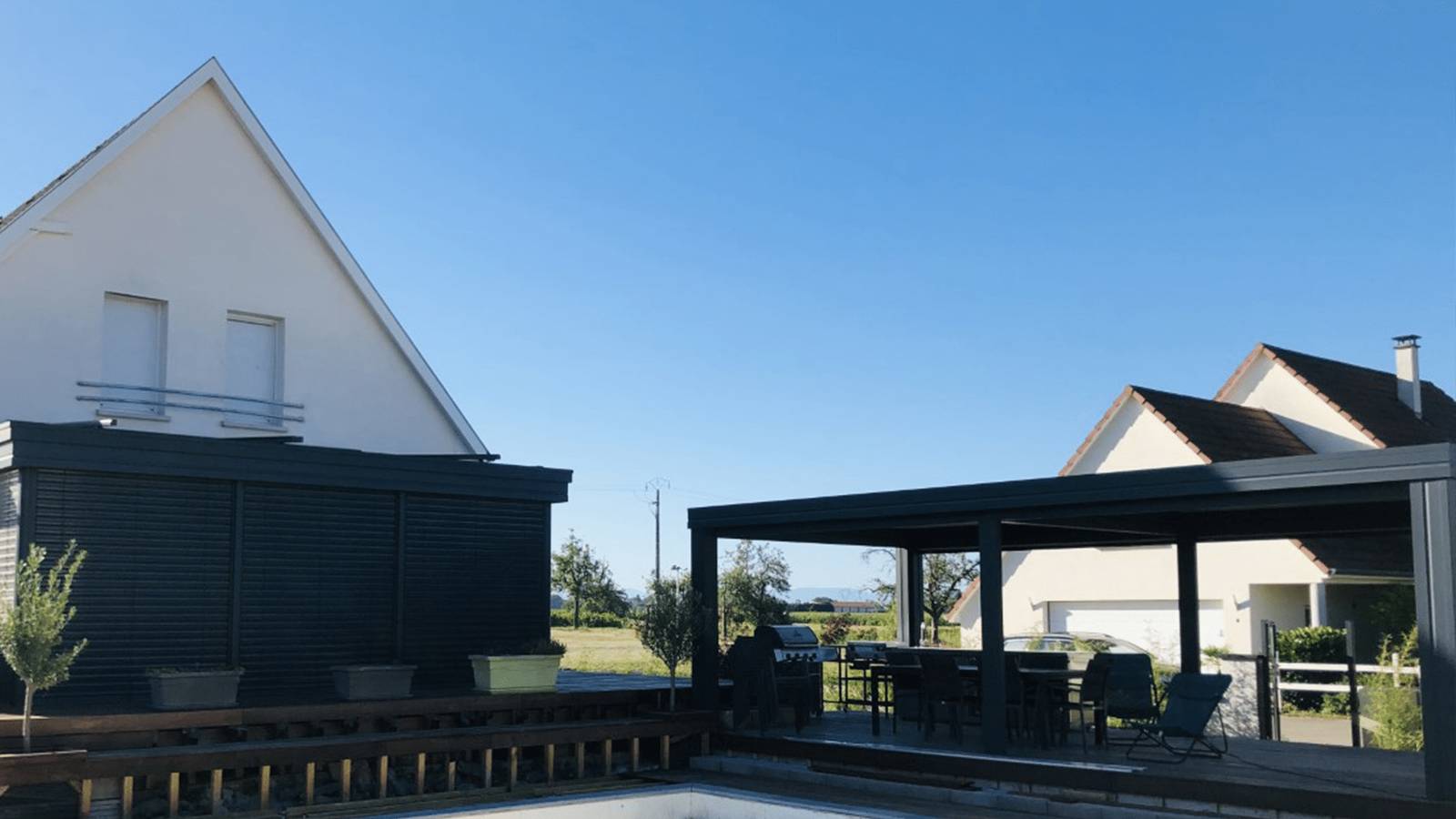pergola-finition-cheneau-droit-16spots-led-3stores-extérieurs-vue-globale Vue globale de la pergola à côté d'une véranda