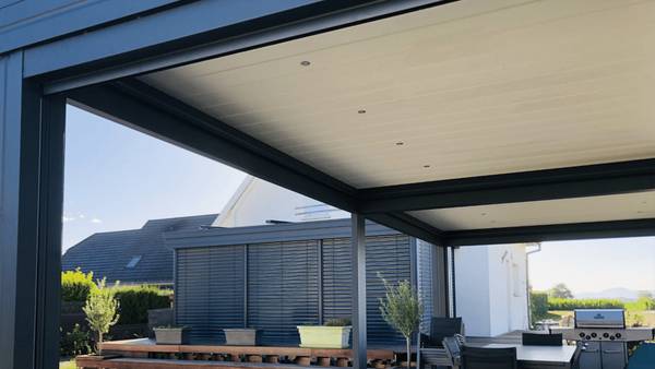 pergola-finition-cheneau-droit-16spots-led-3stores-extérieurs-vue-toit Vue du toit de la pergola
