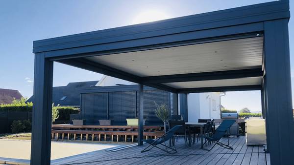 pergola-finition-cheneau-droit-16spots-led-3stores-extérieurs-1920-1080 Vue de bas de la pergola