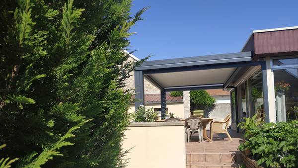 Pergola-finition-cheneau-droit-8-spots-led-paysage Pergola vue terrasse