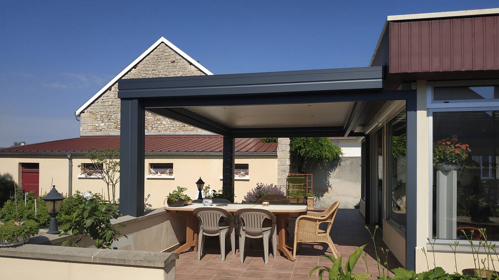Pergola-finition-cheneau-droit-8-spots-led-paysage Pergola vue de côté