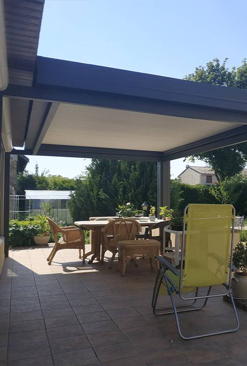 Pergola-finition-cheneau-droit-8-spots-led-paysage-toiture-couverture-terrasse Pergola toiture couverture de terrasse