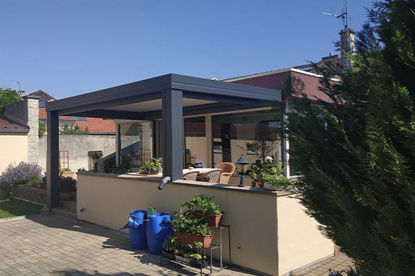 Pergola-finition-cheneau-droit-8-spots-led-paysage Pergola vue de la toiture