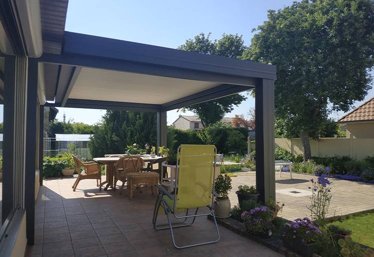 Pergola-finition-cheneau-droit-8-spots-led-paysage-750-515-2 Pergola extérieur vue plus proche