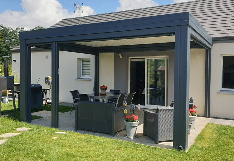 pergola-stores-exterieurs-vue-exterieur-integral-750-515 Belle vue de la pergola