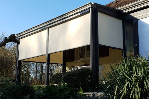 pergola-systemes-vitres-solarlux-stores-verticaux-zippés-autonomes-sas-integre-en-double-vitrage Zoom sur la pergola