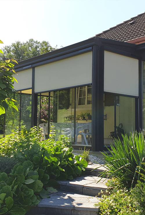 pergola-systemes-vitres-solarlux-stores-verticaux-zippés-autonomes-sas-integre-en-double-vitrage-500-740 Pergola pour couvrir la terrasse