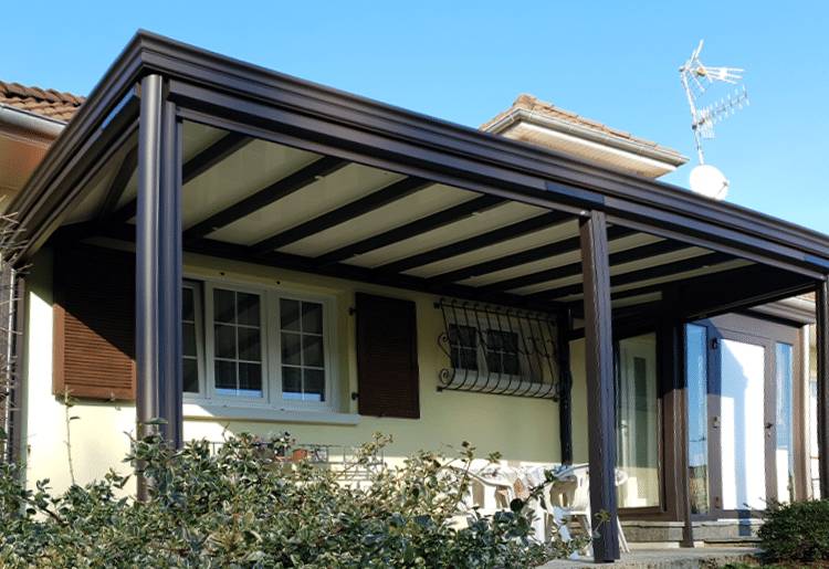 pergola-systemes-vitres-solarlux-stores-verticaux-zippés-autonomes-sas-integre-en-double-vitrage Pergola extérieur