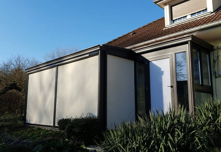 pergola-systemes-vitres-solarlux-stores-verticaux-zippés-autonomes-sas-integre-en-double-vitrage-750-515-stores Pergola vue extérieur avec stores verticaux