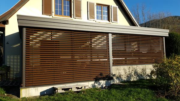 toiture-vitree-et-opaque-spots-LED-brise-soleil-orientable-1920-1080-exterieur-proche Véranda extérieur proche