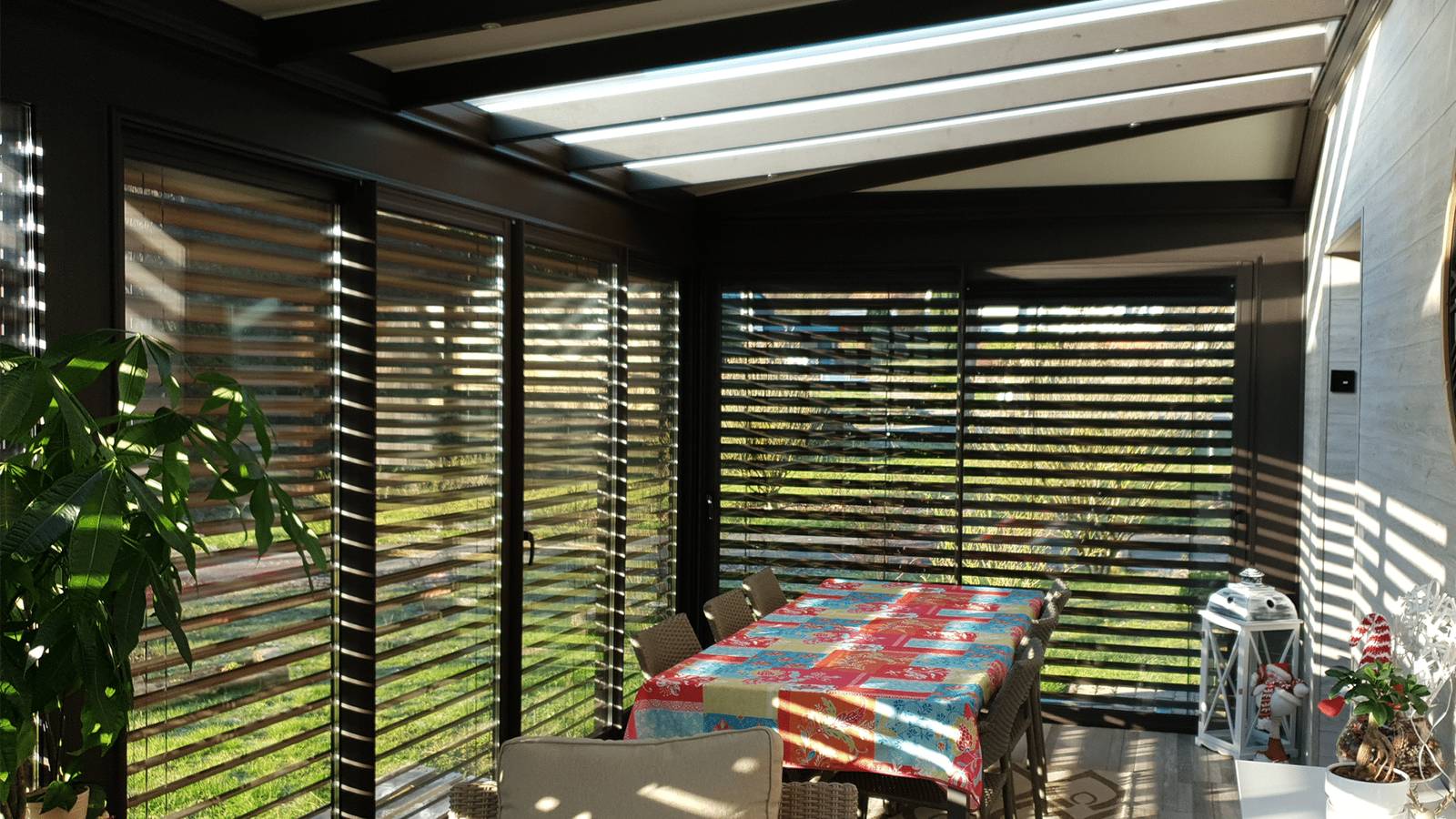 toiture-vitree-et-opaque-spots-LED-brise-soleil-orientable-1920-1080-fenetre-toiture-proche Véranda intérieur