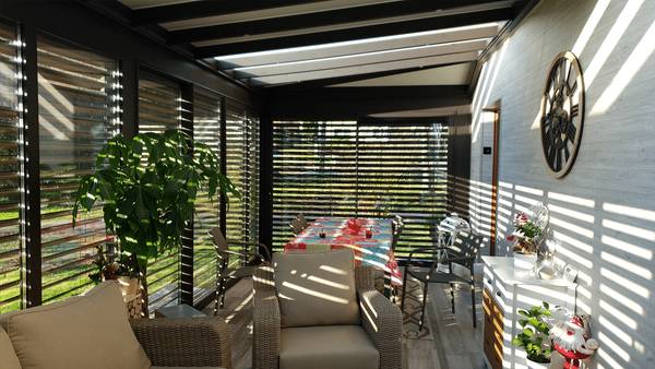 toiture-vitree-et-opaque-spots-LED-brise-soleil-orientable-1920-1080-fenetre-toiture Véranda vue intérieur sur les volets