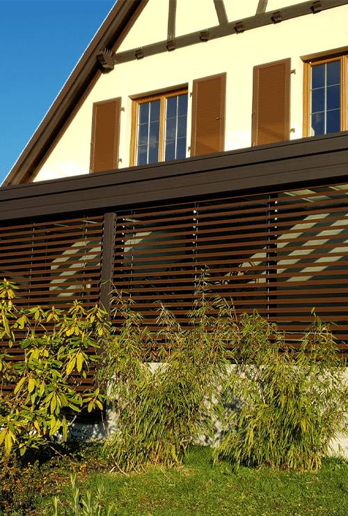 toiture-vitree-et-opaque-spots-LED-brise-soleil-orientable-500-740-exterieur Véranda brise soleil extérieur
