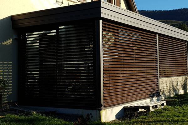 toiture-vitree-et-opaque-spots-LED-brise-soleil-orientable-600-400-exterieur-tres-proche Véranda vue extérieur très proche