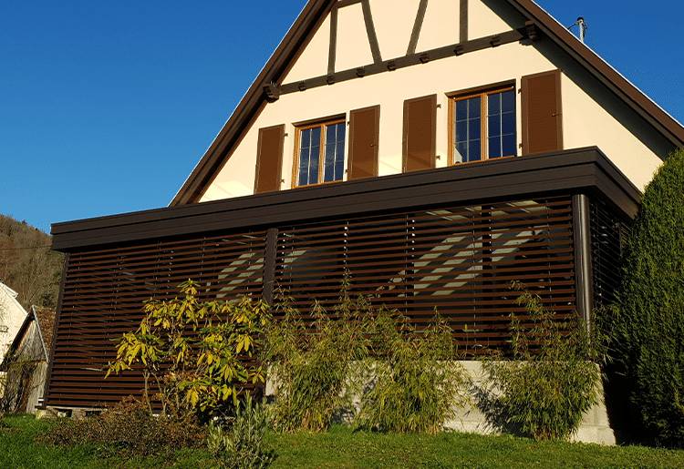 toiture-vitree-et-opaque-spots-LED-brise-soleil-orientable-750-515-exterieur Véranda vue extérieur
